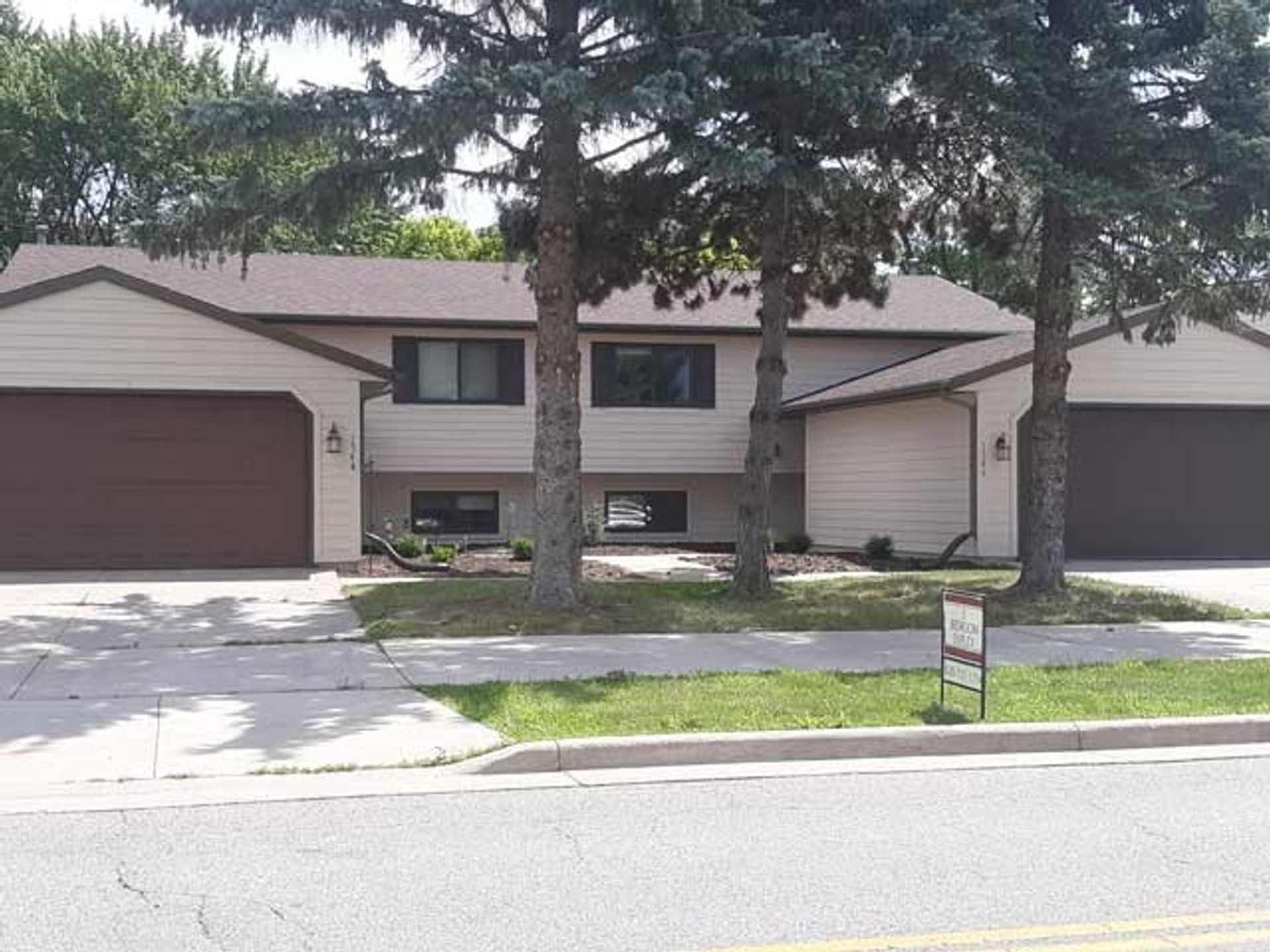 Three Bed Two Bath Townhouse located at 1660 Nicolet Rd in Appleton – photo 1 of 11
