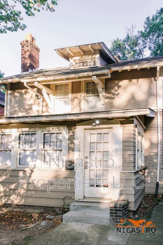 2097 Summit Street – photo 1