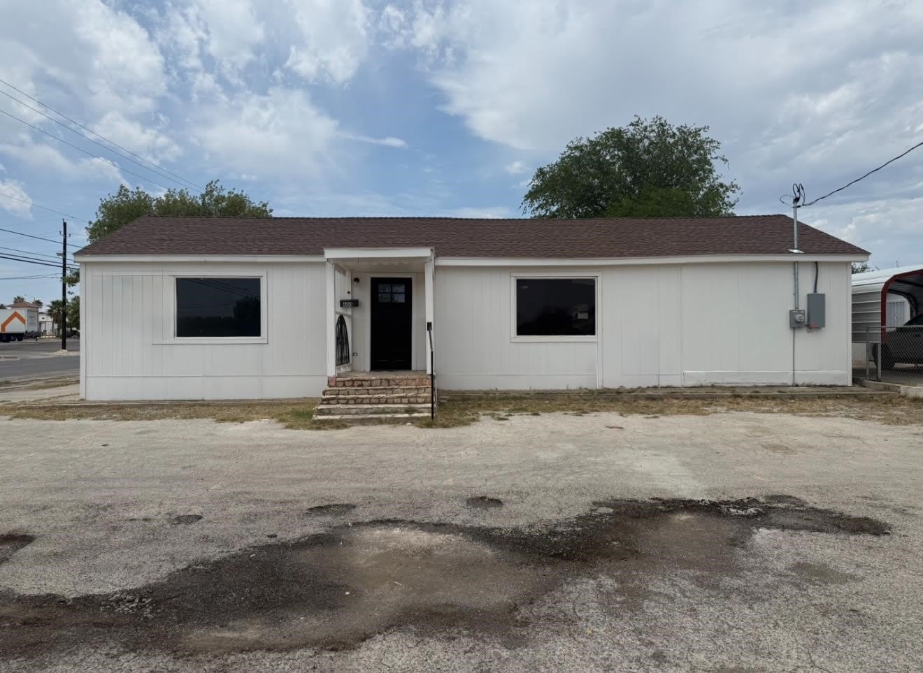 600 E 10th – photo 1 of 8