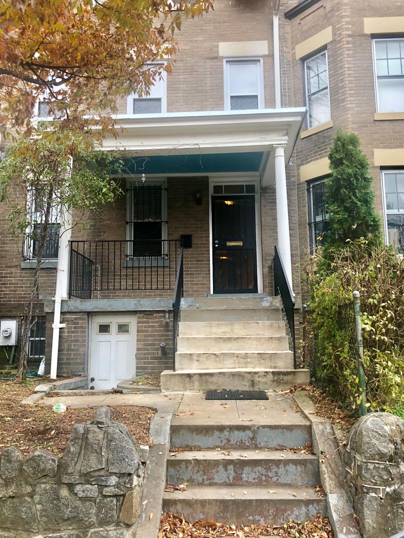 Large 4 Bedroom, 2 Bath House with Hardwood floors, walk in closets and more! – photo 1