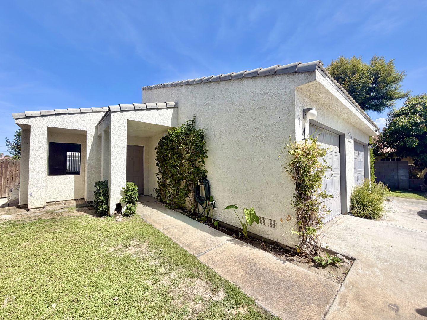 AVAILABLE NOW!! 3 Bedroom 2 Bathroom Duplex in Cathedral City! – photo 1 of 24