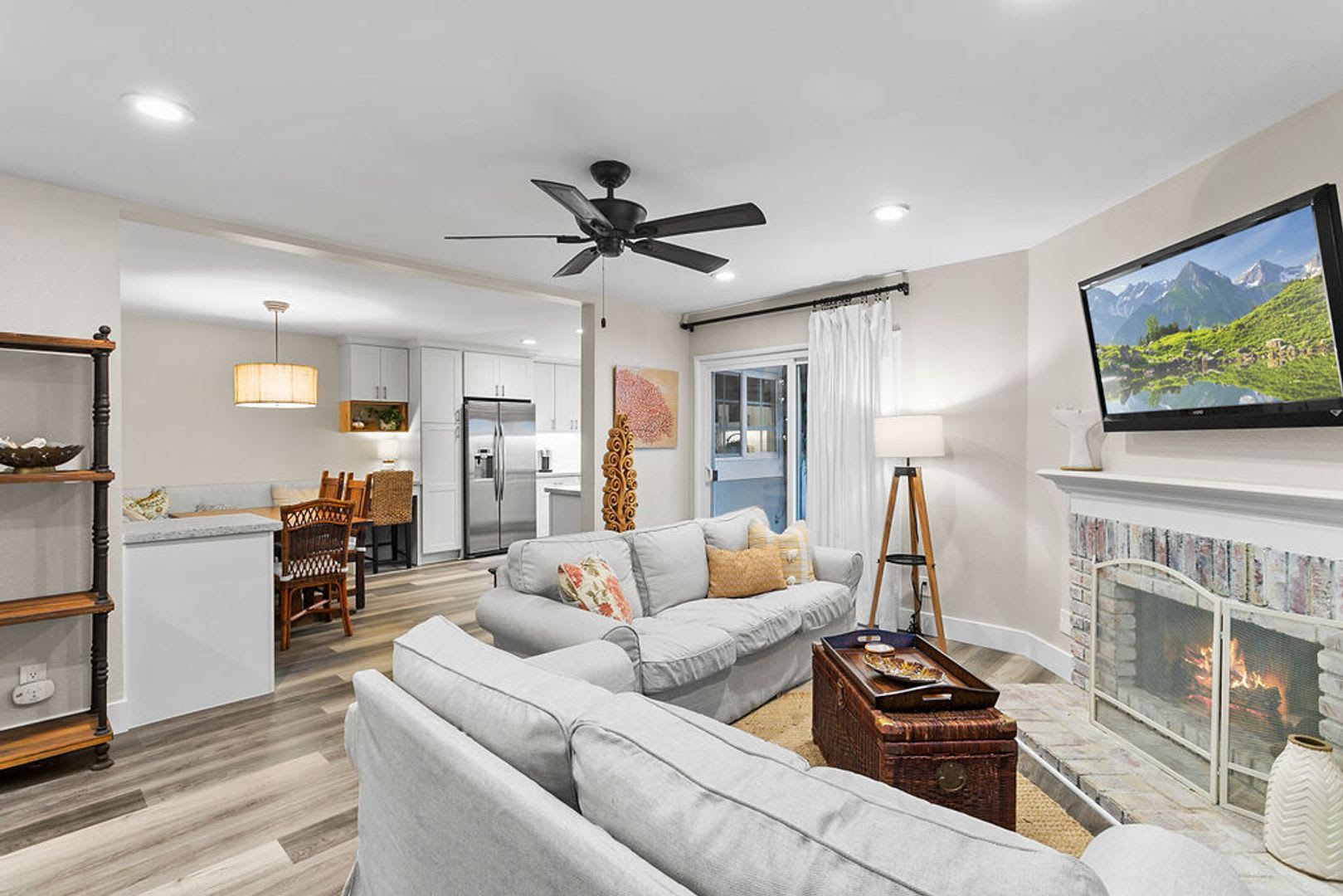Beautiful 3 Bedroom Furnished Condo – photo 1