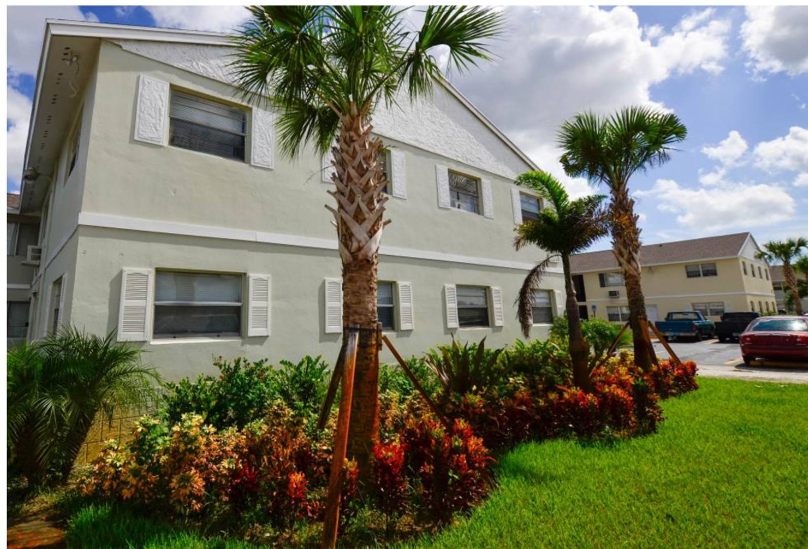 LARGE NEWLY RENOVATED APARTMENTS Application fee is waived during move in – photo 1
