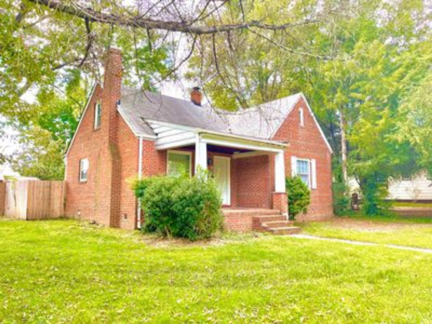 3 Bed 1 Bath House With Huge Yard – photo 1 of 22