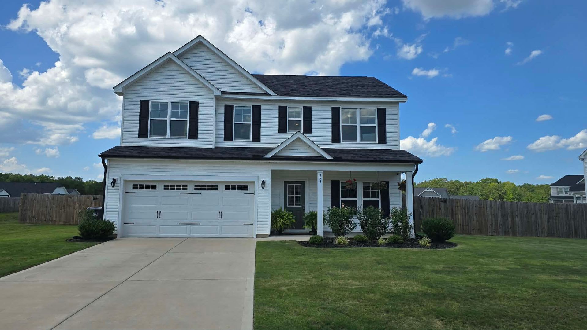 4-bedroom, 2.5-bath rental featuring an inviting open floor plan in Linden – photo 1