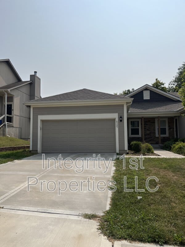 6323 NE 44th St – photo 1