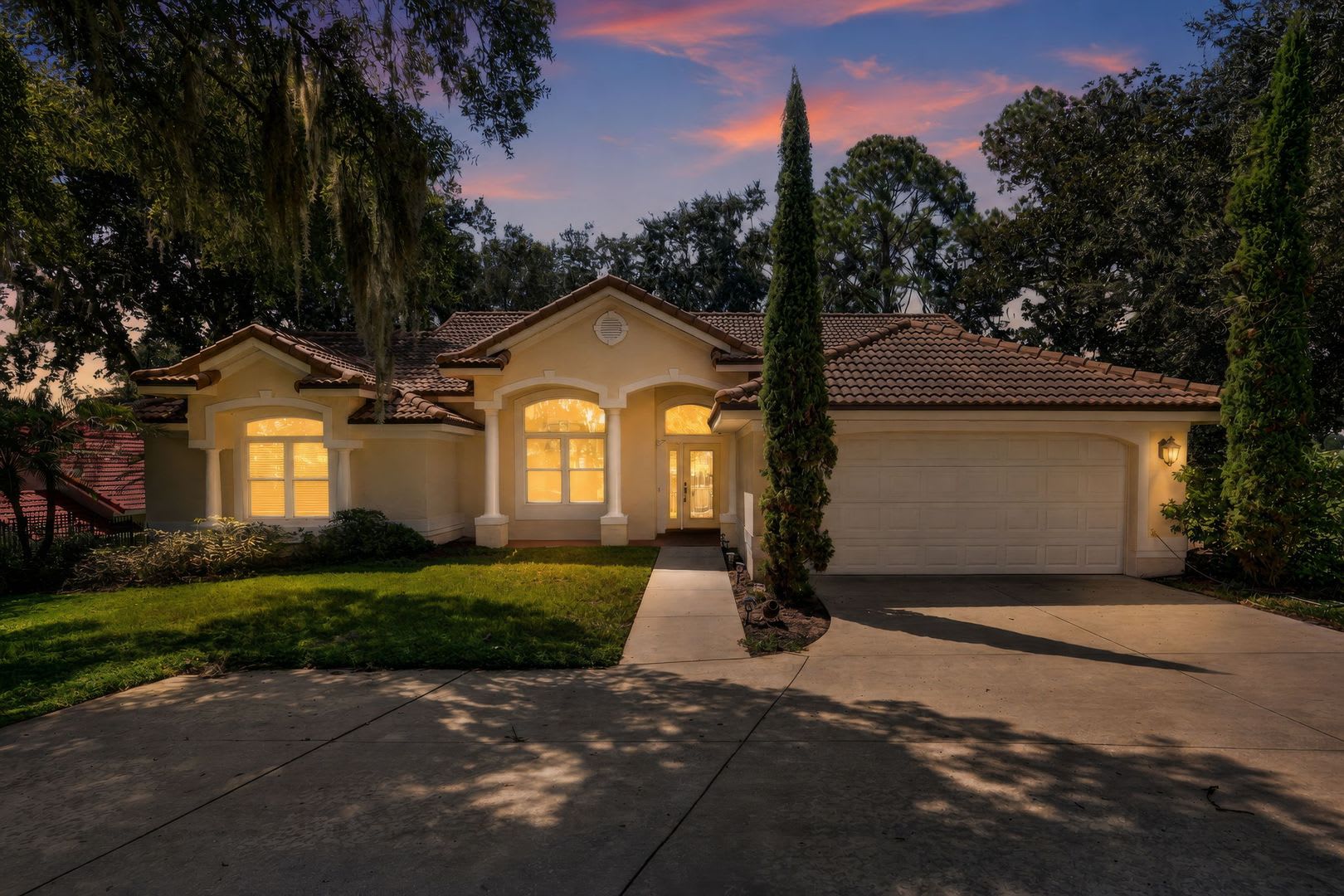 3-Bedroom Home with Golf Course &amp; Pond Views in Howey-in-the-Hills – photo 1 of 34