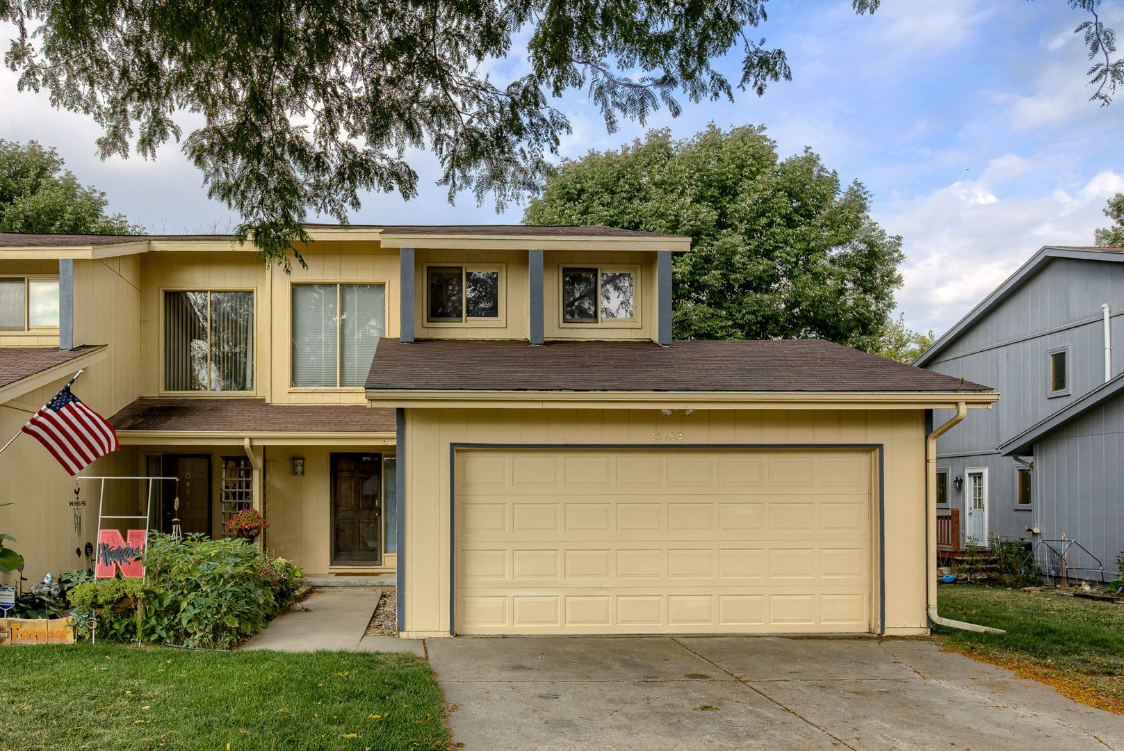 Maintenance Free Living in 2 Bedroom Bellevue Duplex!! – photo 1 of 25