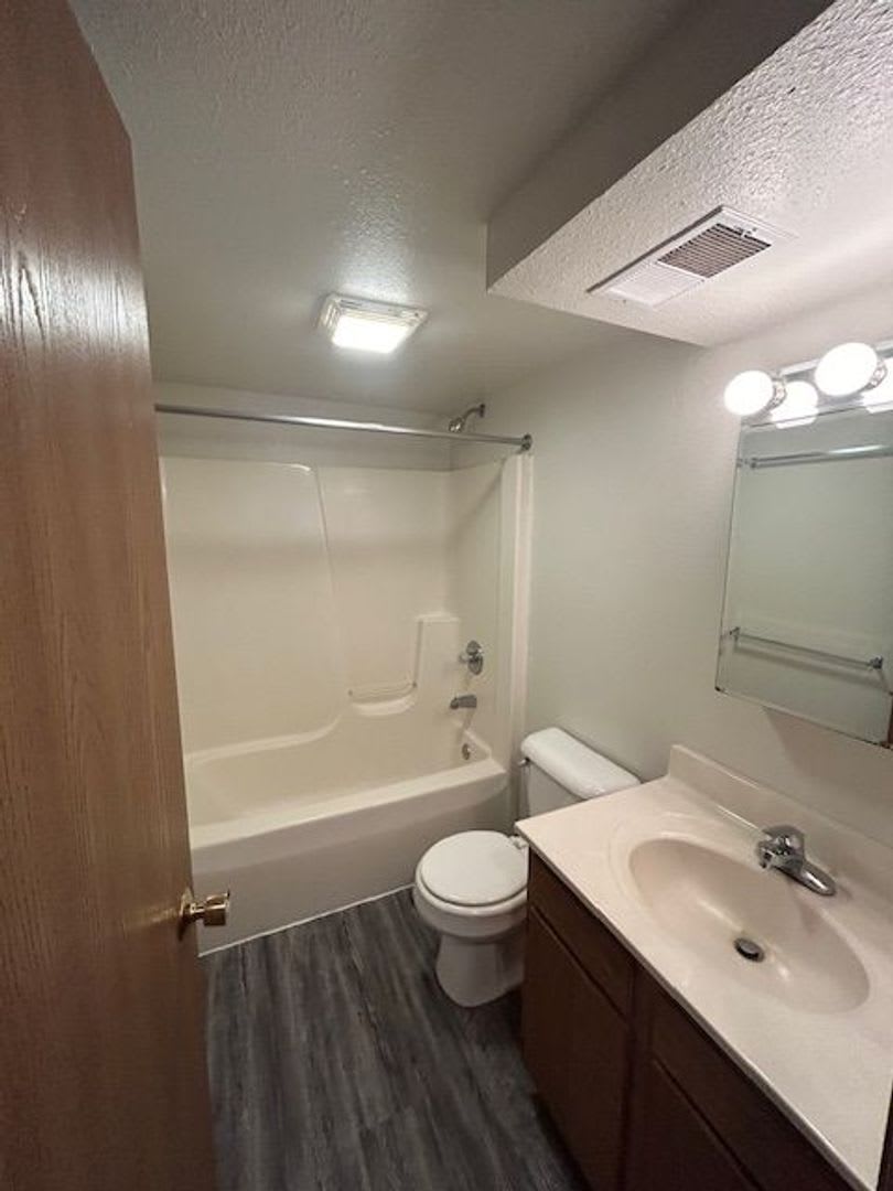 2 bedroom 1 bath top floor apartment – photo 1 of 8