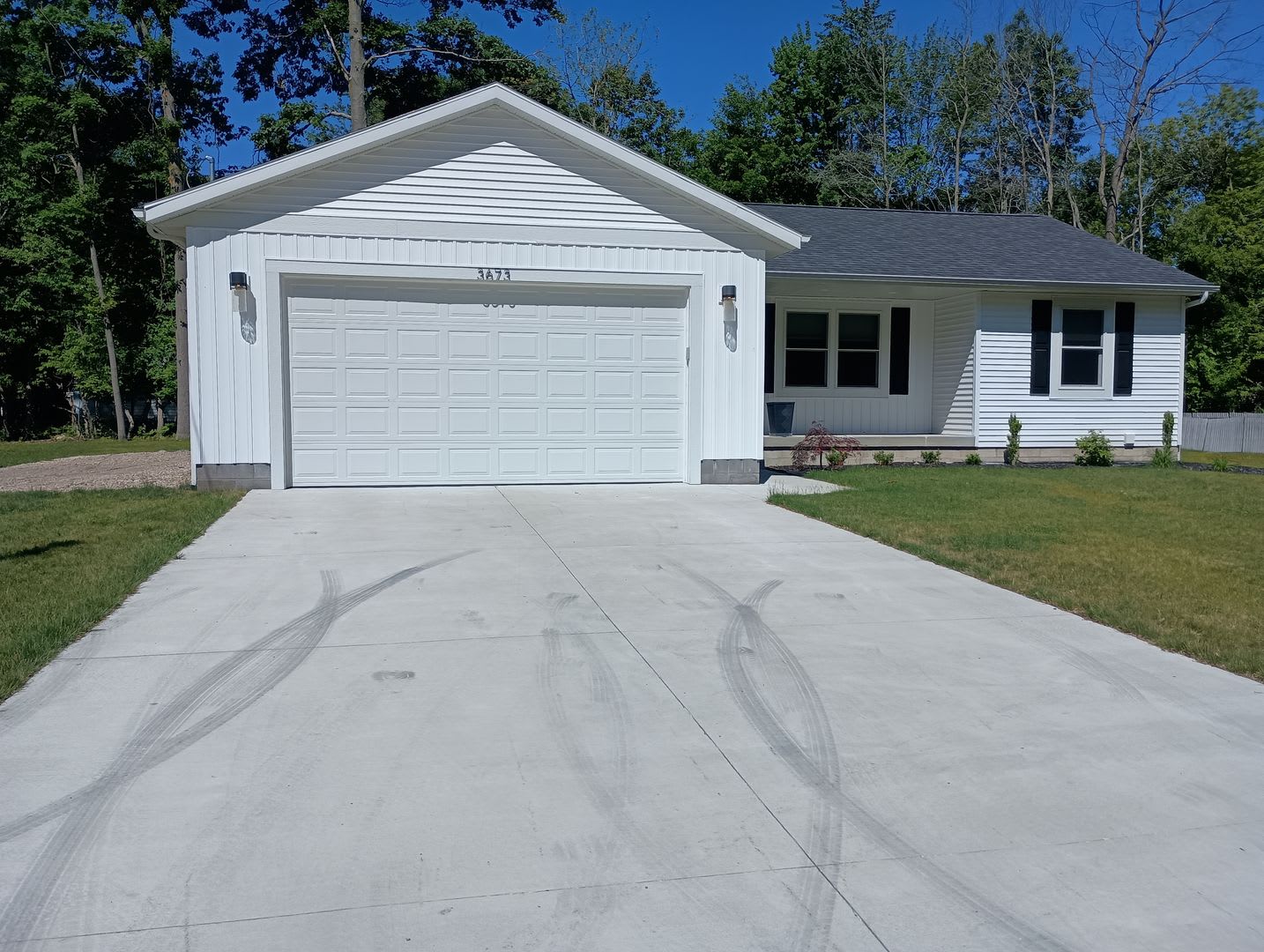 AVAILABLE NOW! 3 bed 2 bath Single Family home in Norton Shores! – photo 1 of 23