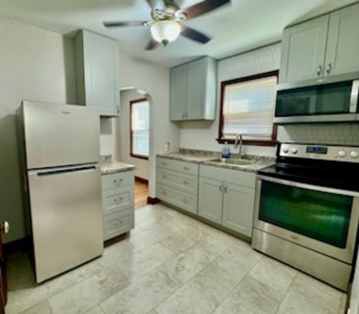 Fully Remodeled single family house! 3 bedrooms, full kitchen, full bath, living room – photo 1
