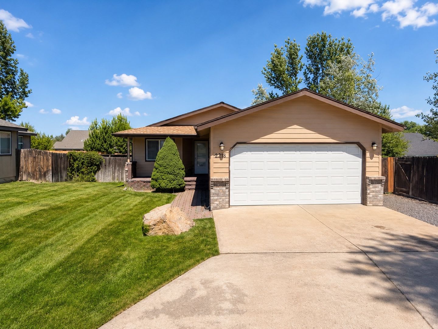 CHECK OUT THIS SPACIOUS, WELCOMING HOME IN THE MOUNTAIN VIEW DISTRICT!!! – photo 1