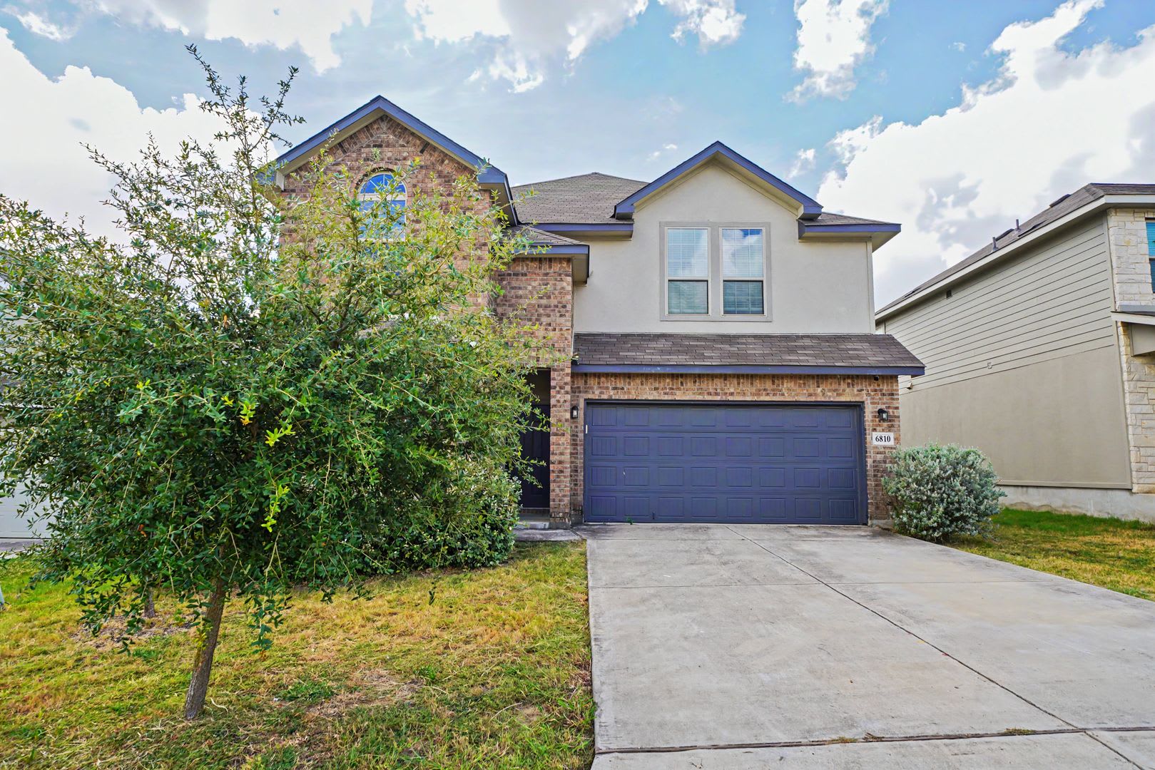 Spacious 5-Bedroom Home with Game Room and Solar Panels – photo 1