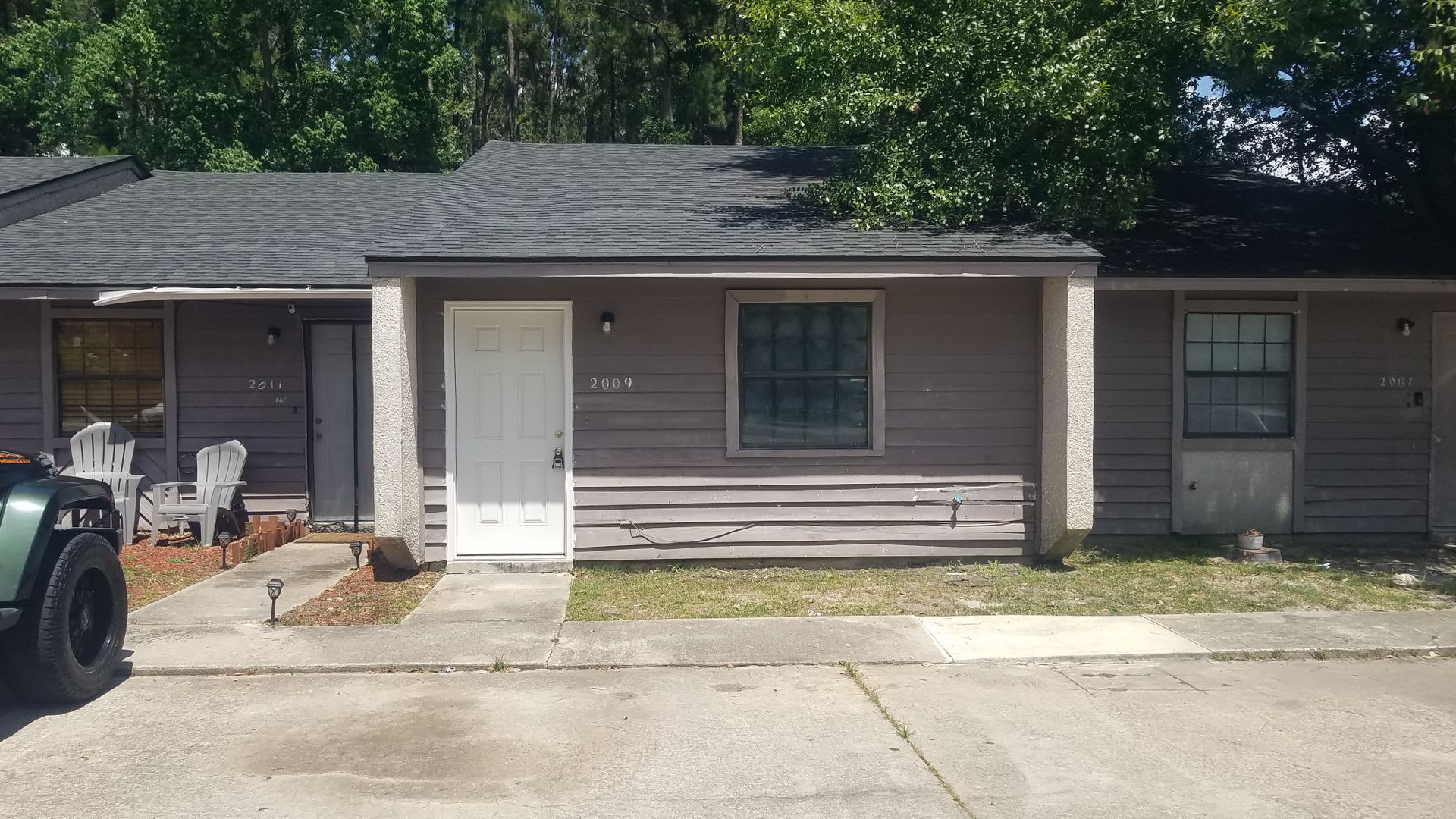 Check Out This 2 bedroom/1 bathroom Duplex! – photo 1 of 9