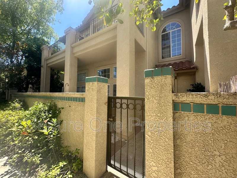 674 Warwick Ave – photo 1