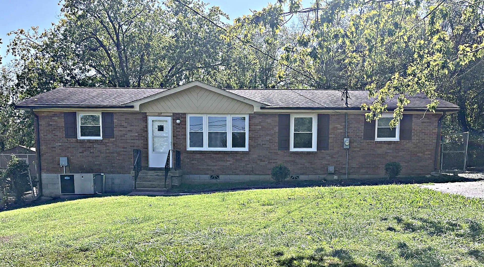 On Special All Brick 3 Bedroom Ranch In Hendersonville Minutes From The Cumberland River And Boat Launch – photo 1 of 37