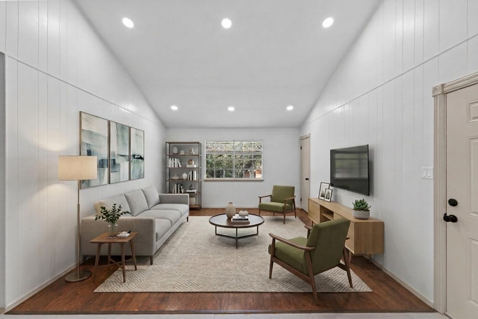 Centrally Located Apartment With Pool – photo 1