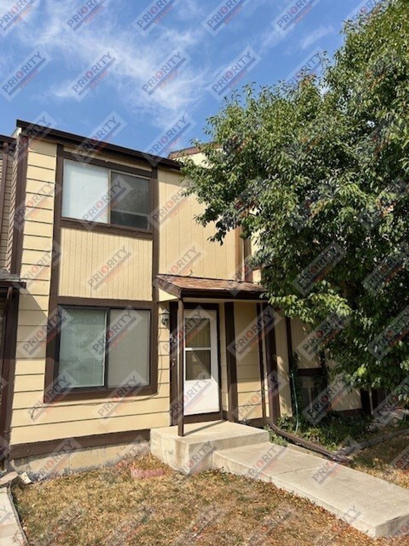 2 bedroom, 1.5 bath townhome with a 1 car garage – photo 1 of 9
