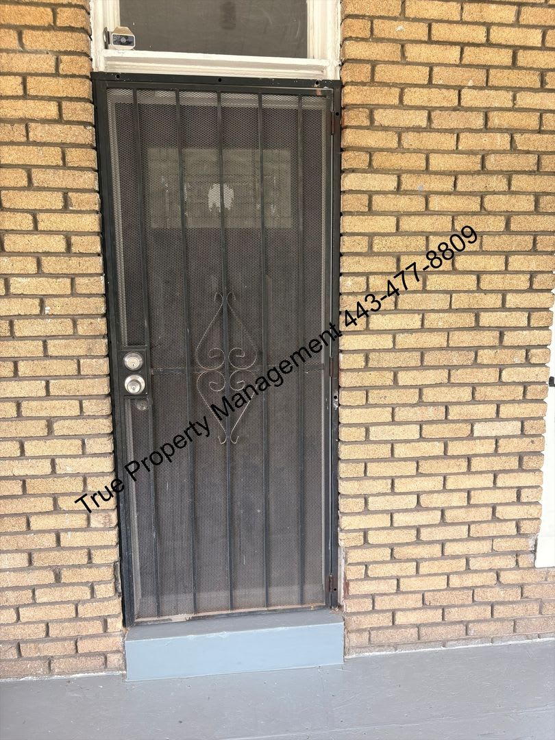 Spacious 5 Bedroom Home With Large Backyard In Unit Washer Dryer – photo 1