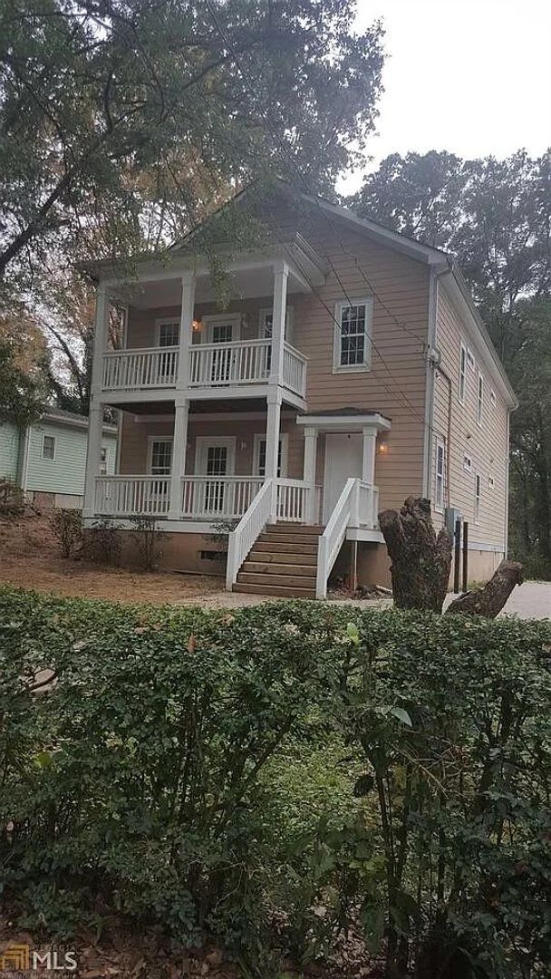 Room In 3 Bedroom Home At Ridge Ave Nw – photo 1