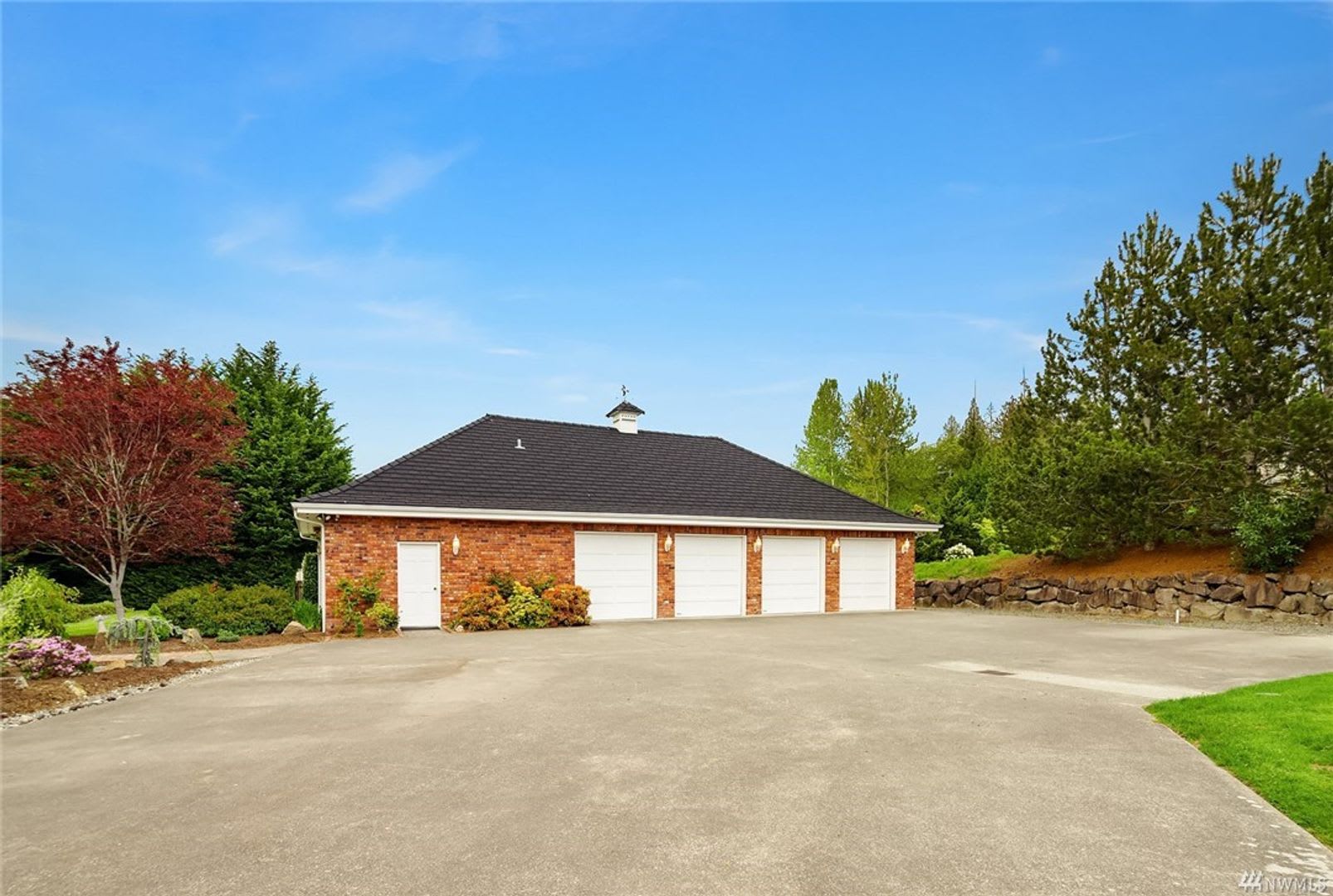 Spacious 1 Bedroom 75 Bathroom Mil Apartment All Utilities Included – photo 1 of 205