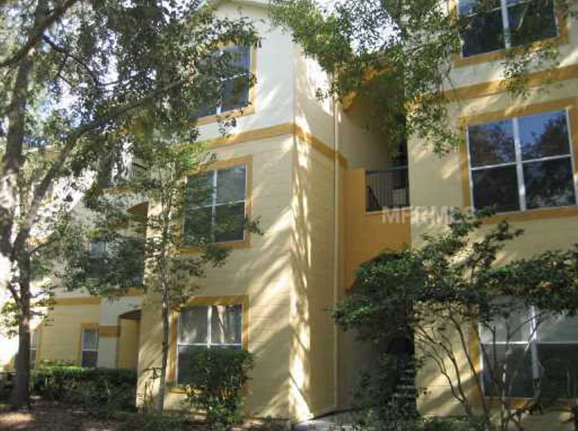 3rd Floor Unit, 1 bed/1 bath with Den in CARROLLWOOD AREA – photo 1 of 12