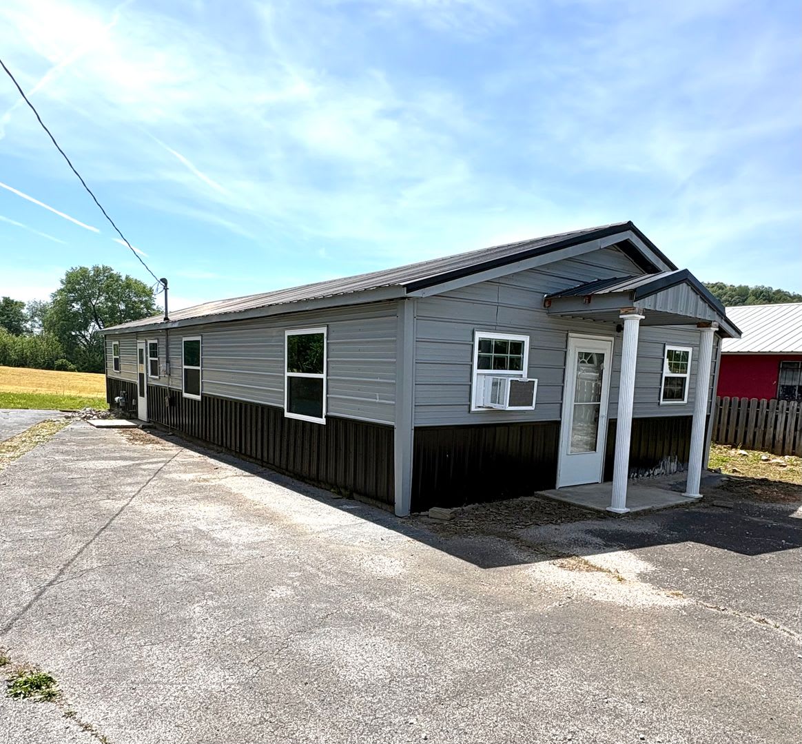Spacious Home in the Heart of Cave City! – photo 1 of 11