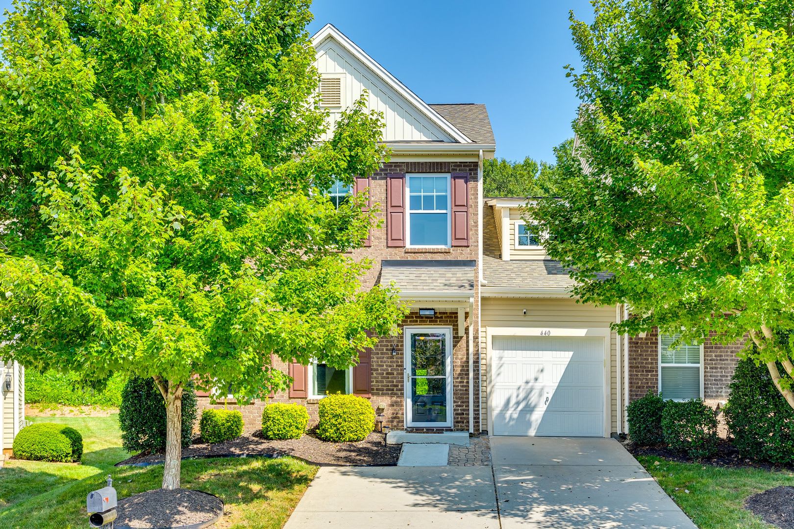 This 3-bedroom, 2.5-bath end-unit townhome in the gated community of Harpers Green is a Gem! – photo 1