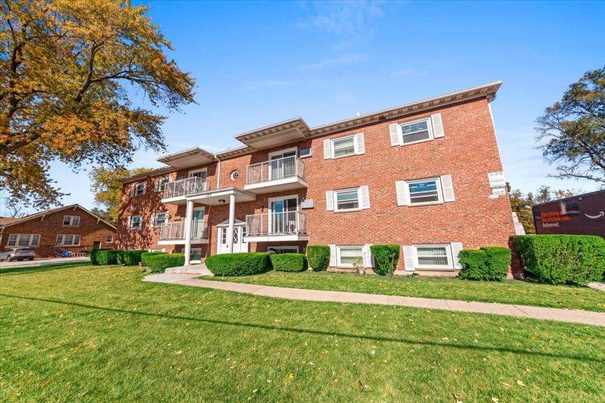 124 W Washington – photo 1 of 10