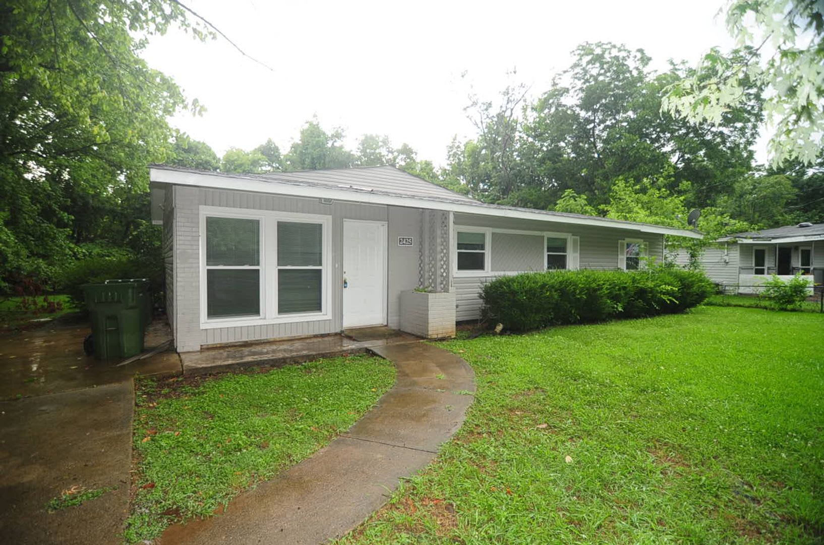 Large House on Quiet Street – photo 1