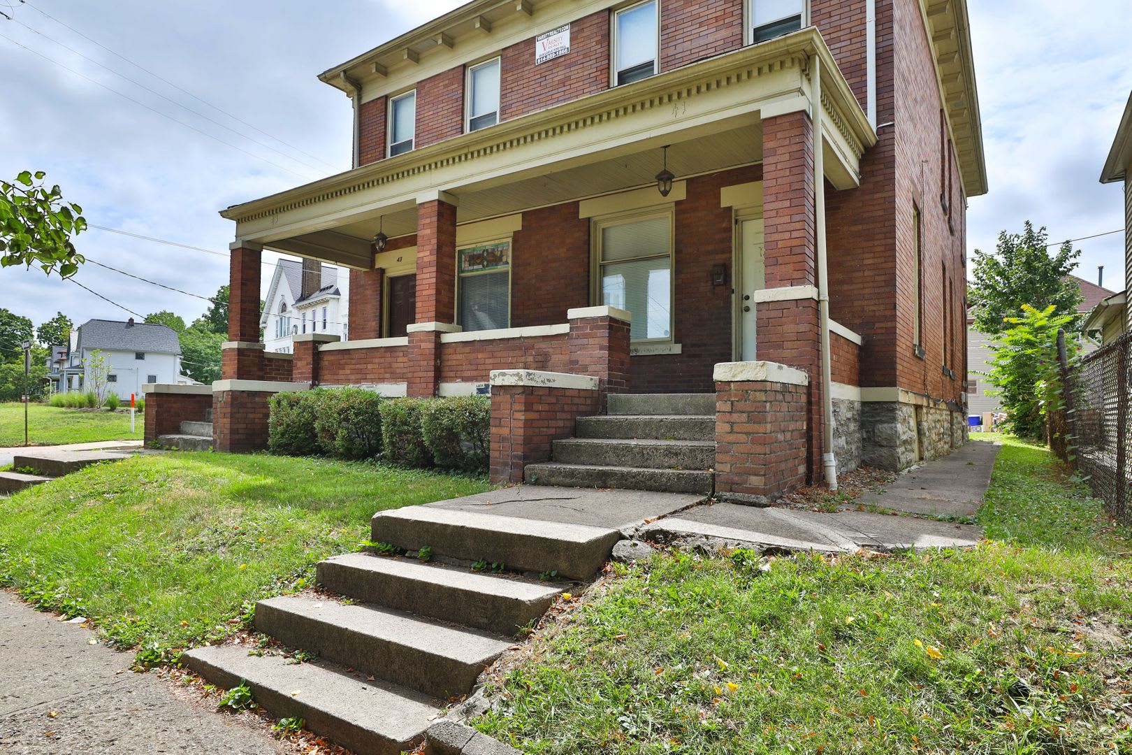 4 Bedroom 2 Bath Newly Renovated Townhouse Right Off Of High St Free Washer Dryer And Off Street Parking – photo 1