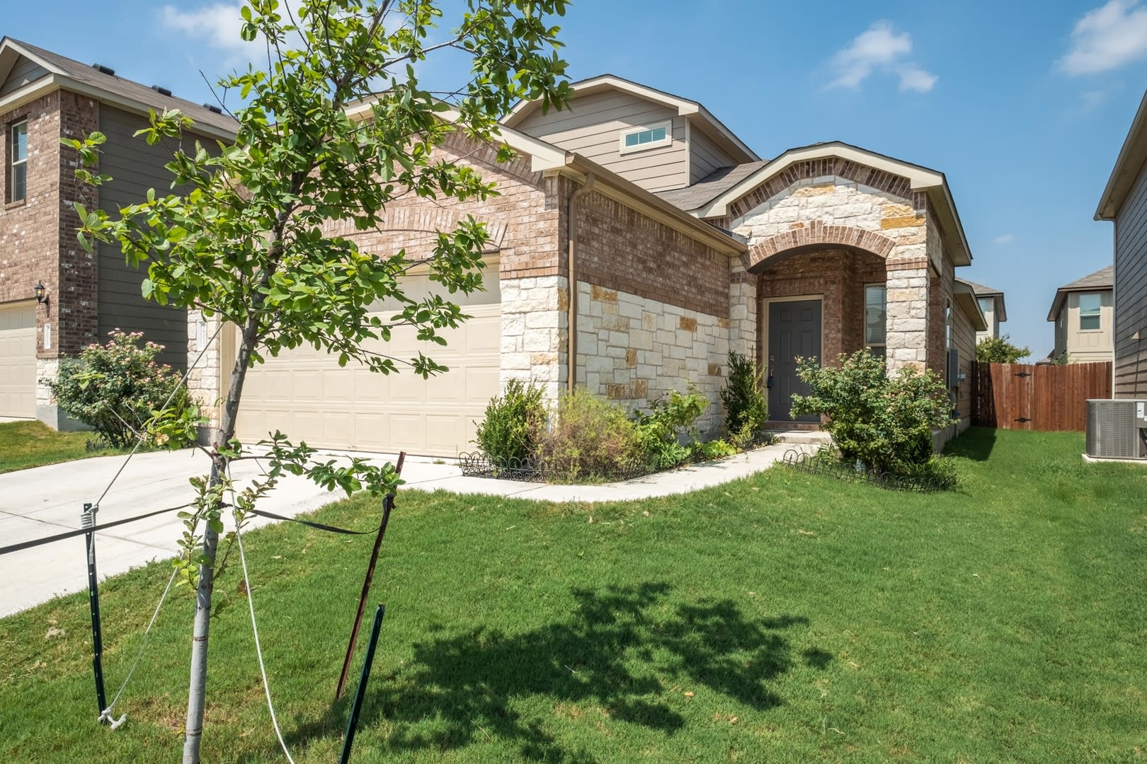 3 Bedroom, 2.5 Bath Home in North Austin – photo 1