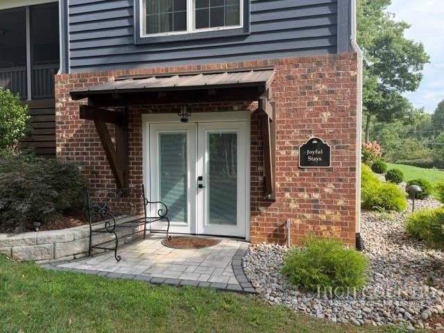 447 Oakwood Road – photo 1 of 10