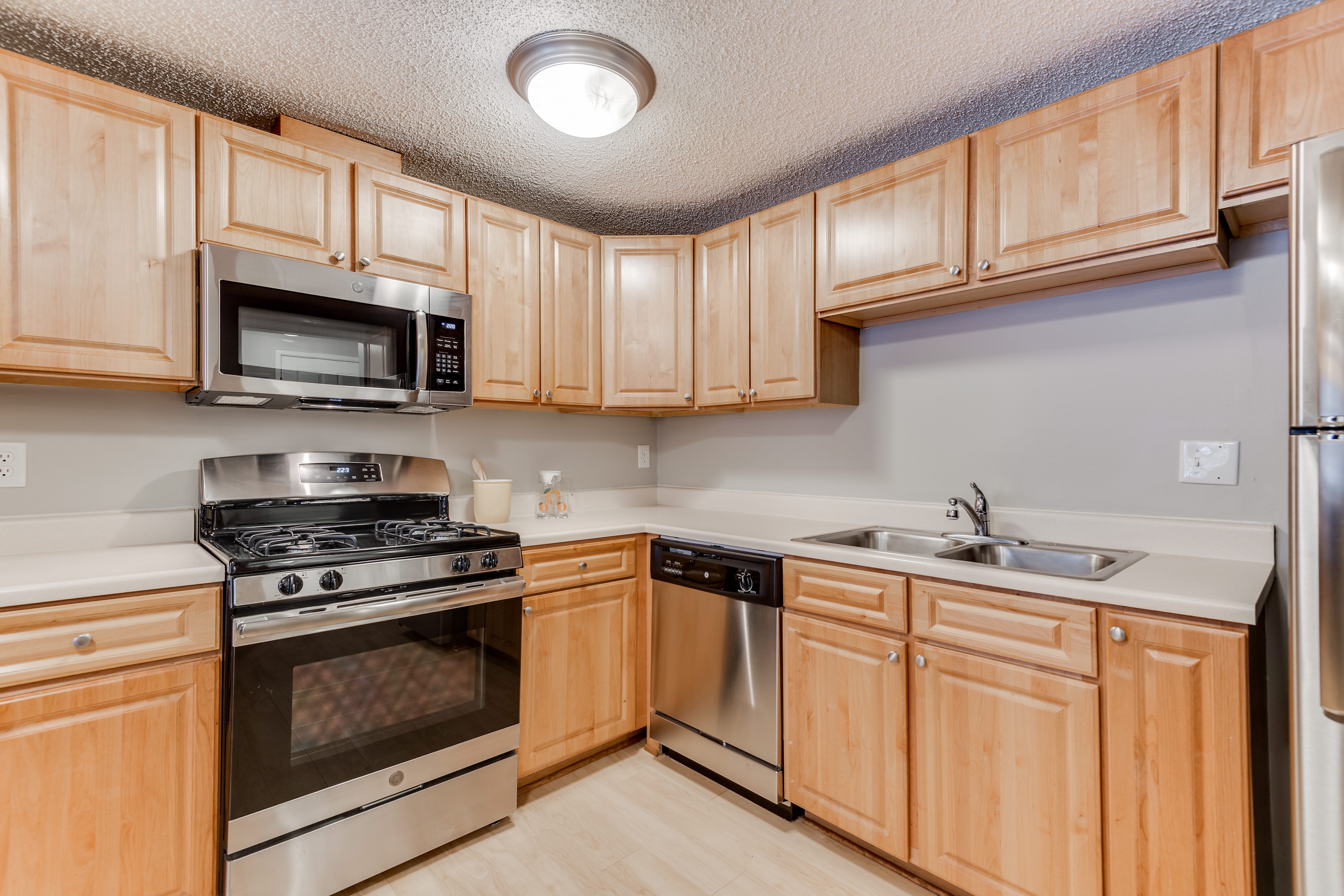 York Plaza Apartments – photo 1 of 25