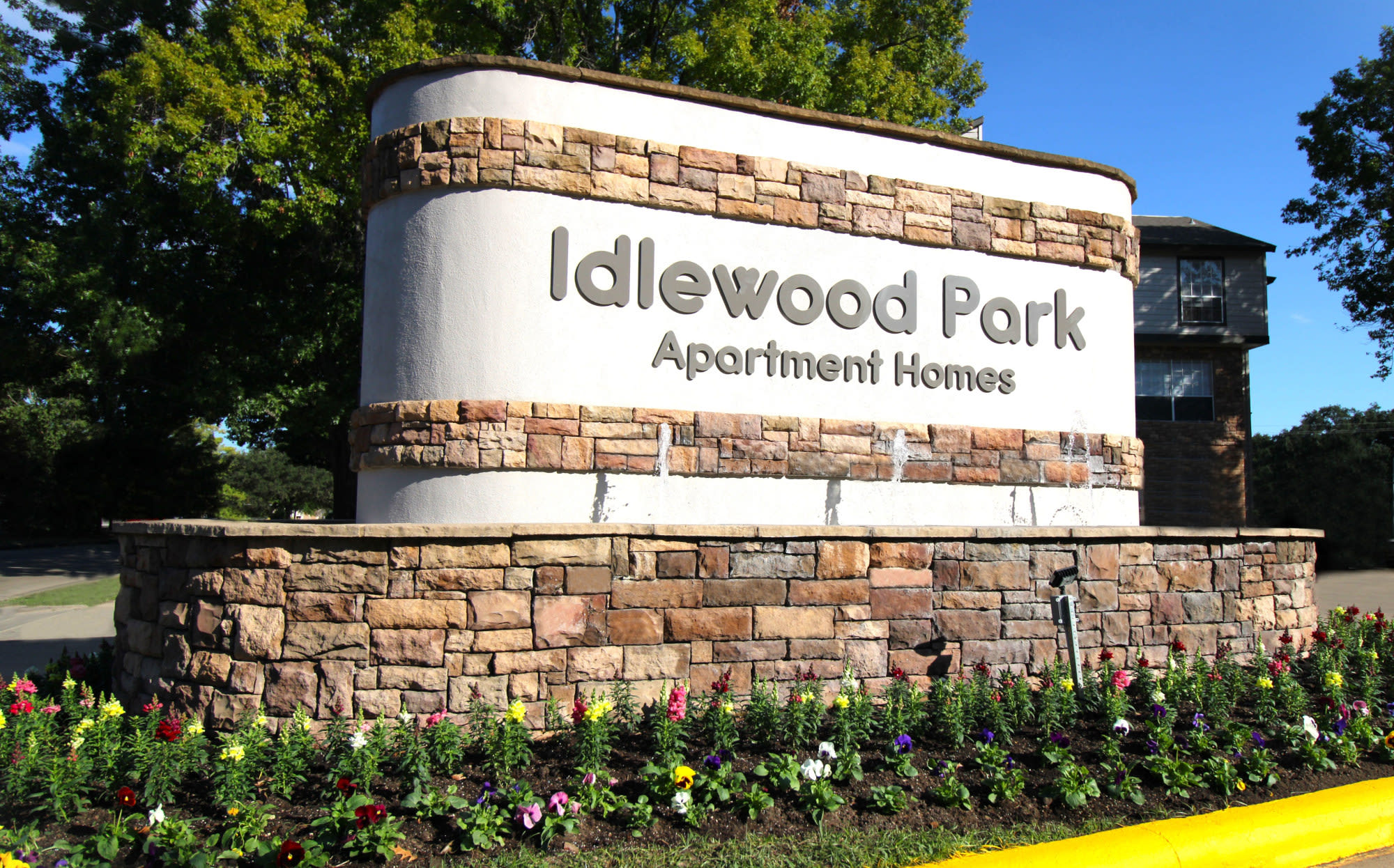Idlewood Park Apartments – photo 1