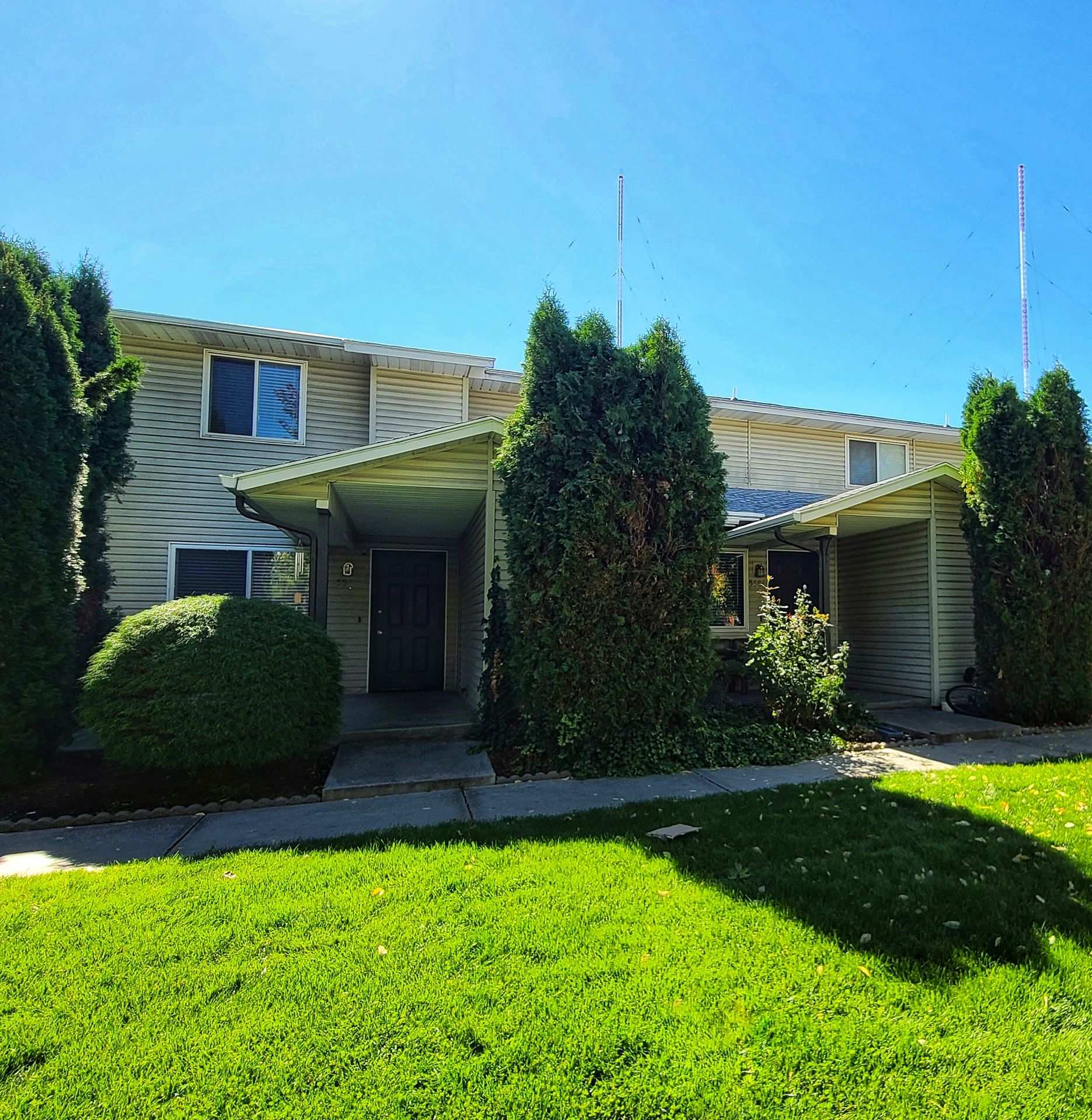 Charming 2 bedroom 1 bath townhome available! – photo 1