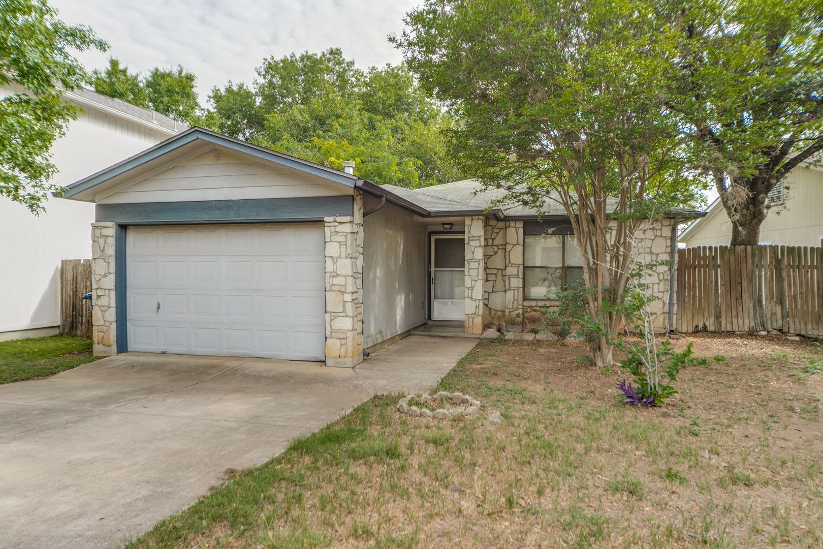 Welcome home to this charming single-story home in Hunters Chase – photo 1