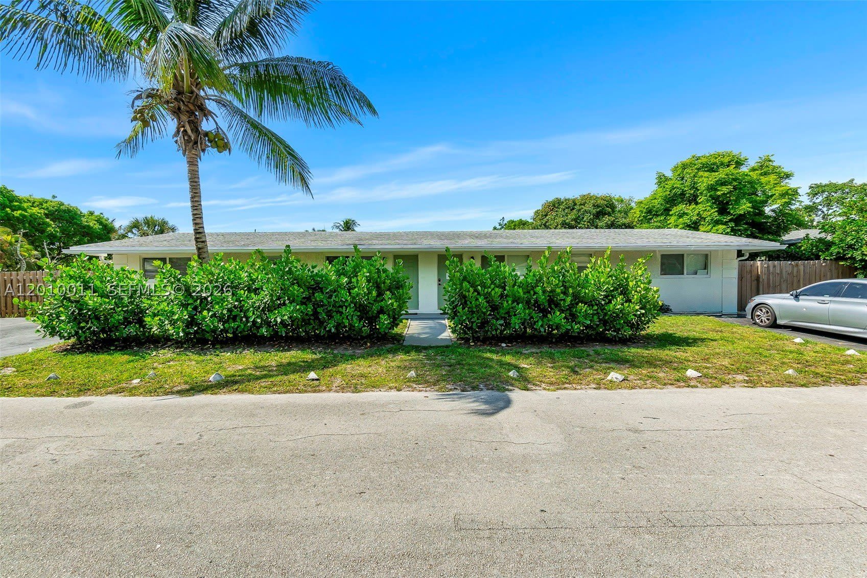 700 NW 18th St – photo 1