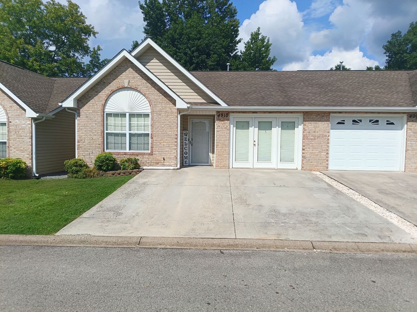 Knoxville 37912 Available Now Beautiful 2 Bedroom 2 Bath Condo – photo 1