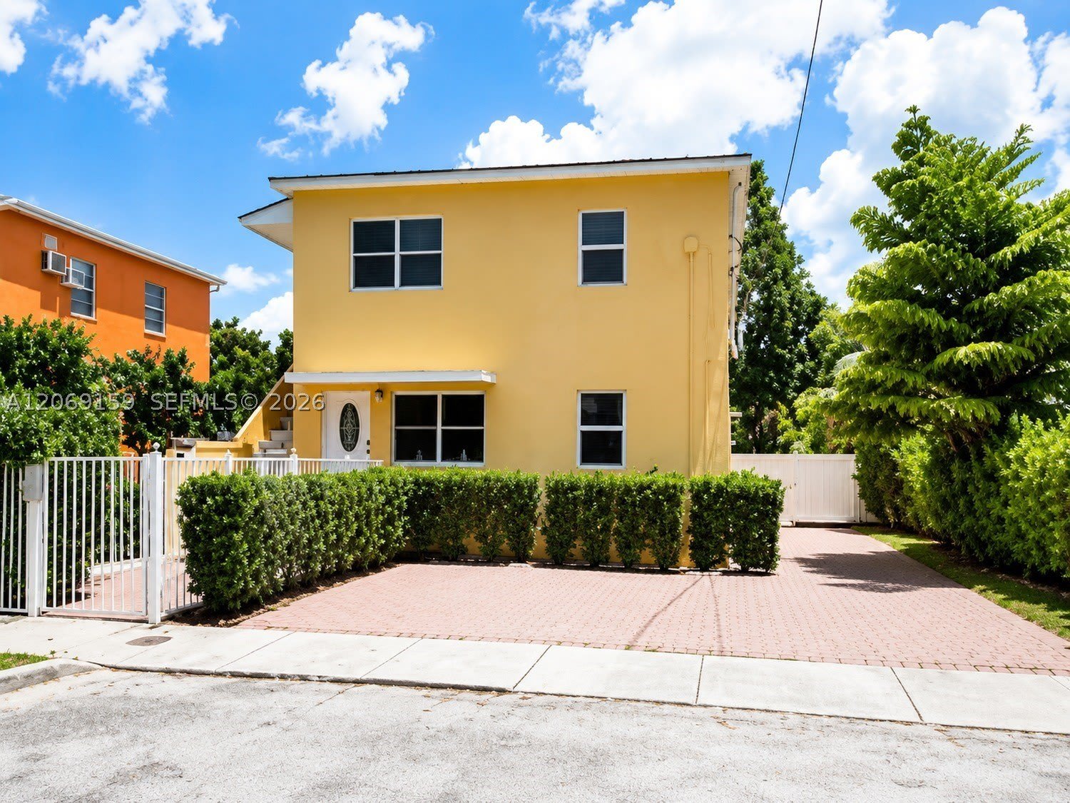 985 SW 10th St – photo 1