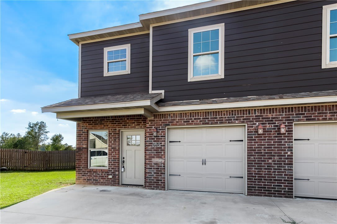 842 NW Baker Street – photo 1 of 17