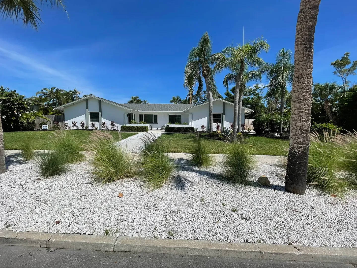 Luxury Annual Rental with Resort-Style Pool on Longboat Key – photo 1