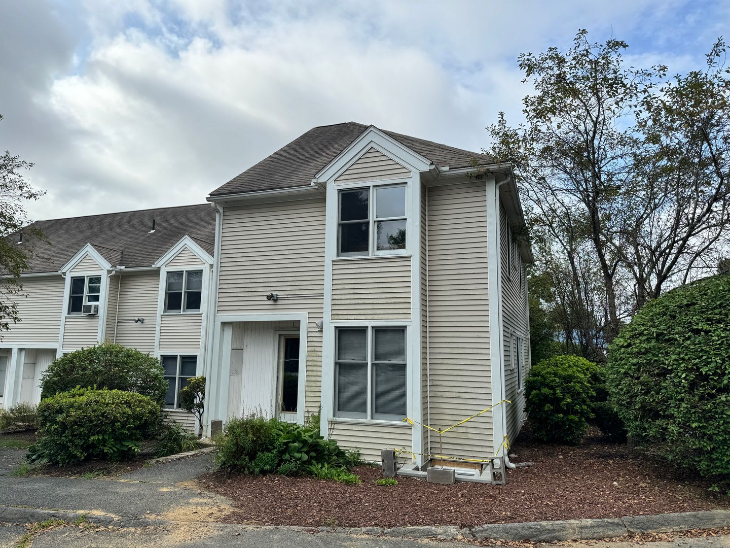 4 Bedroom Townhouse Close to Campus – Perfect for Groups! – photo 1 of 21