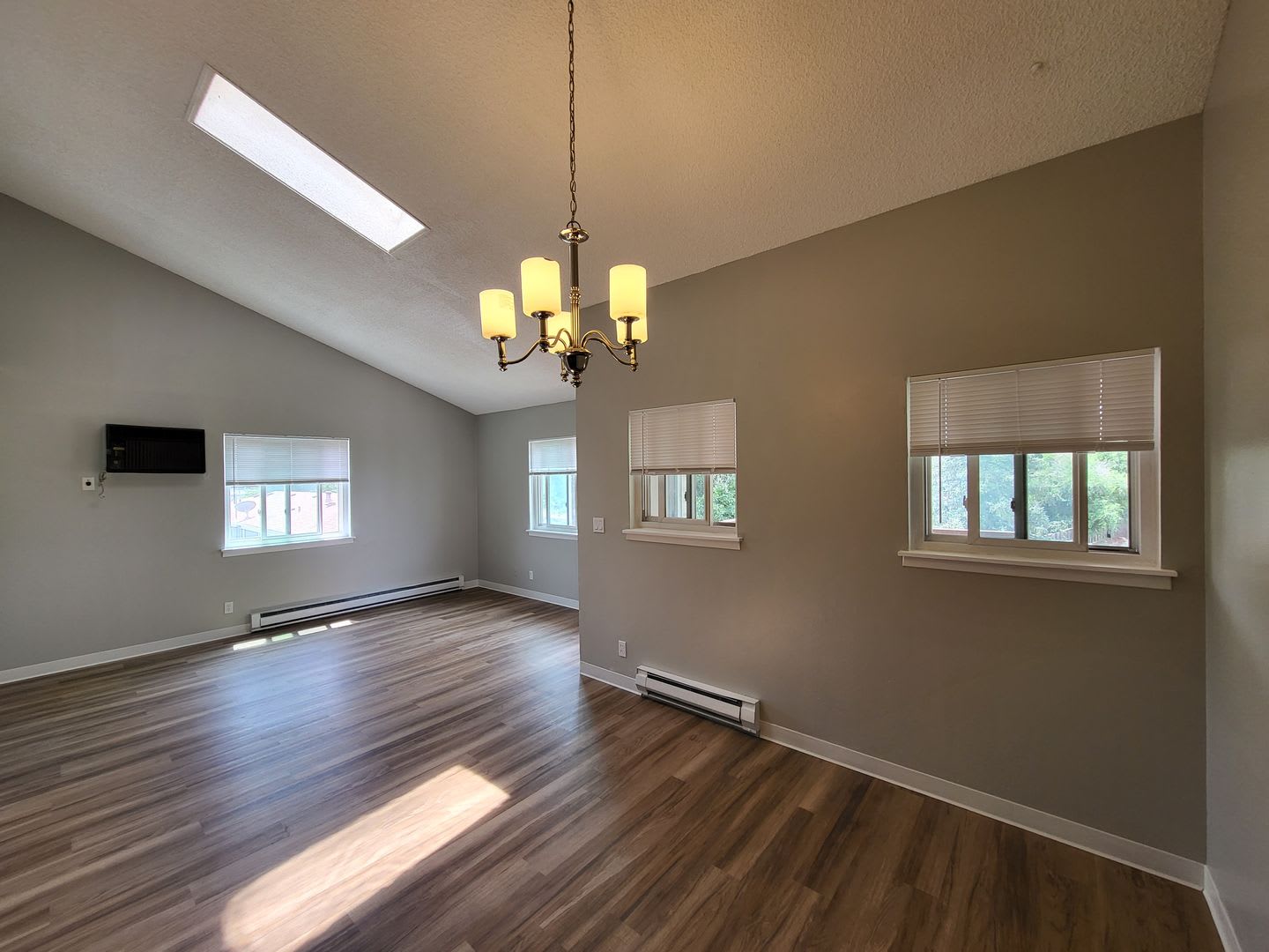Bright Spacious Beautifully Updated Available August 10Th – photo 1