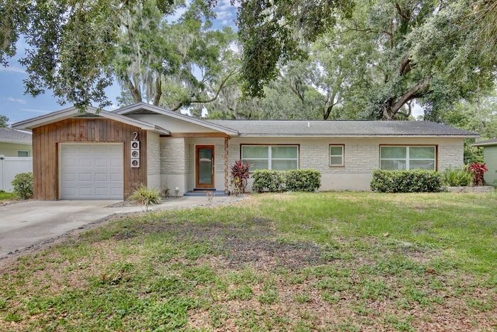 2401 Albert Lee Parkway – photo 1 of 275