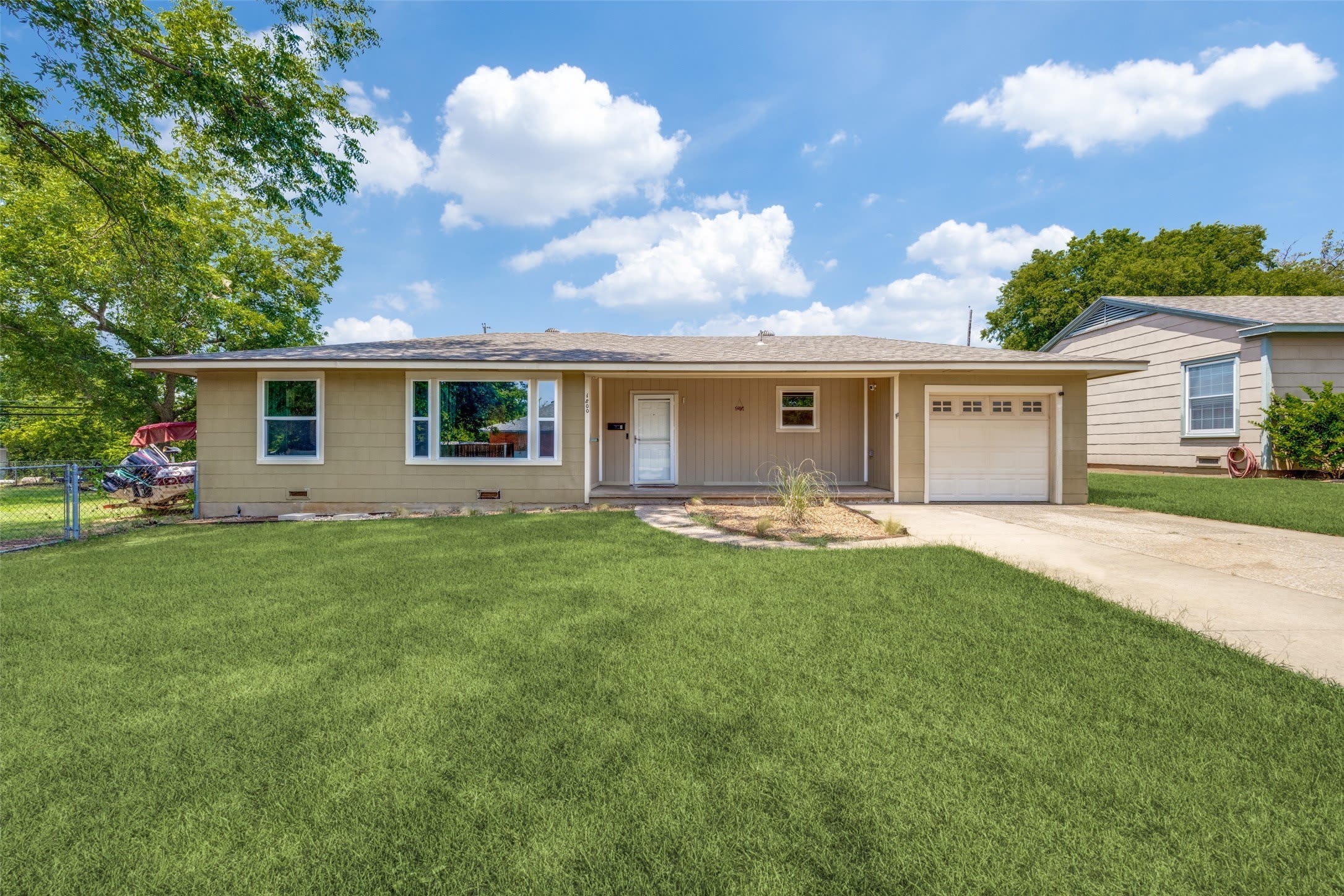 1800 W Walker Street – photo 1 of 12