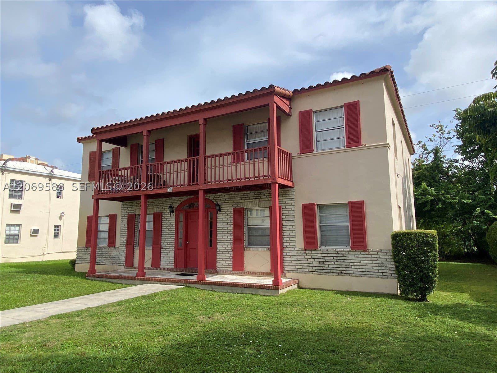 33 Madeira Ave – photo 1