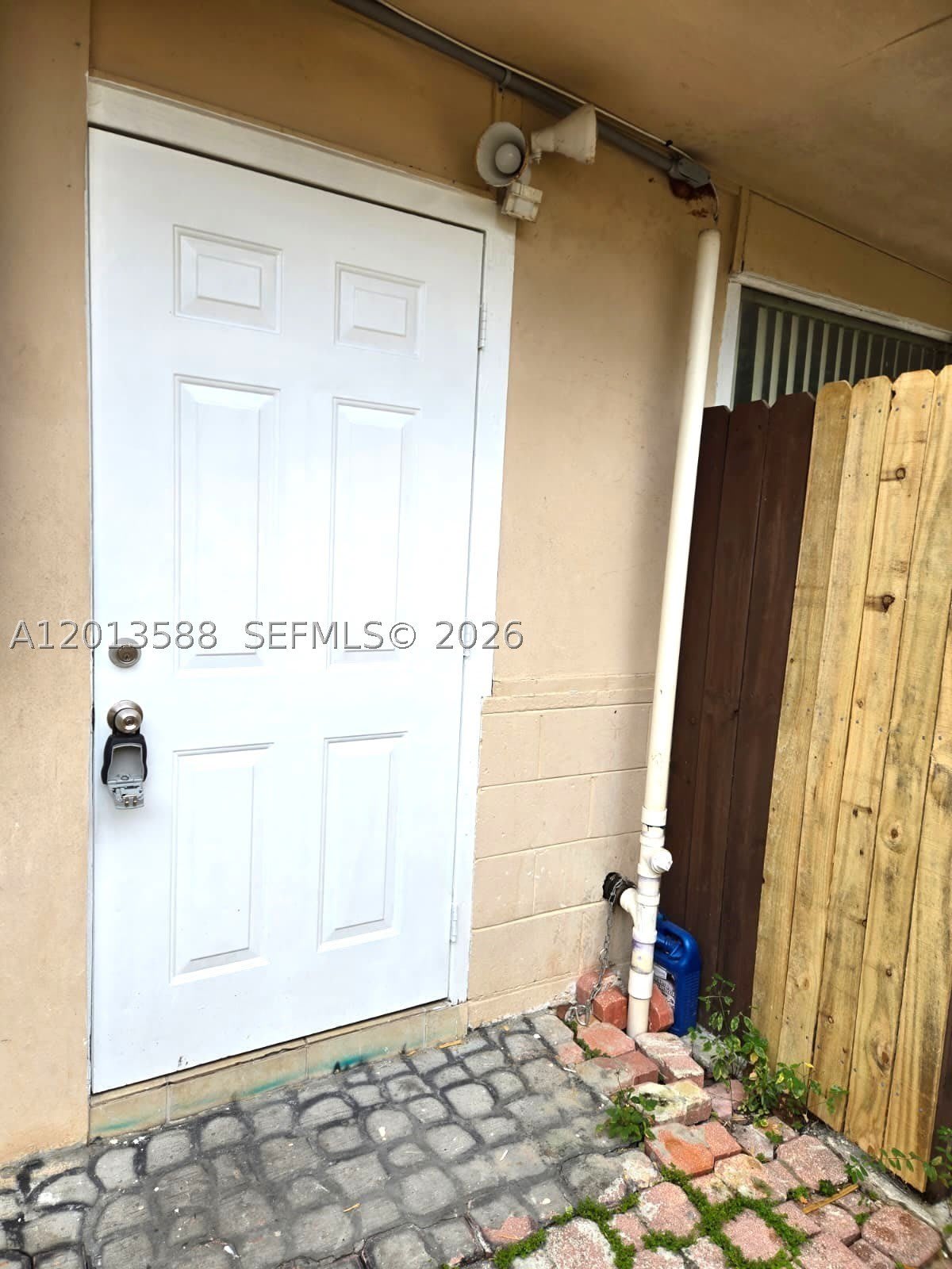 4610 SW 40th St – photo 1 of 6