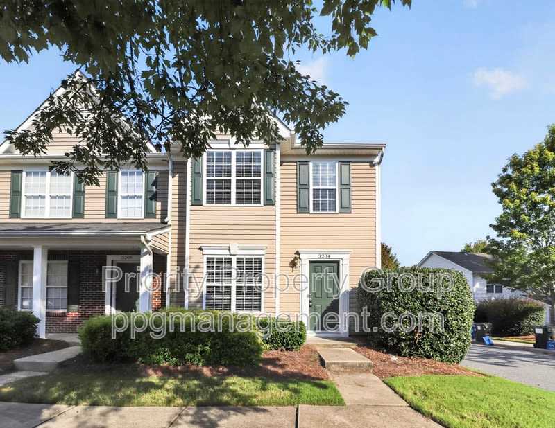 3204 Barons Court Road – photo 1