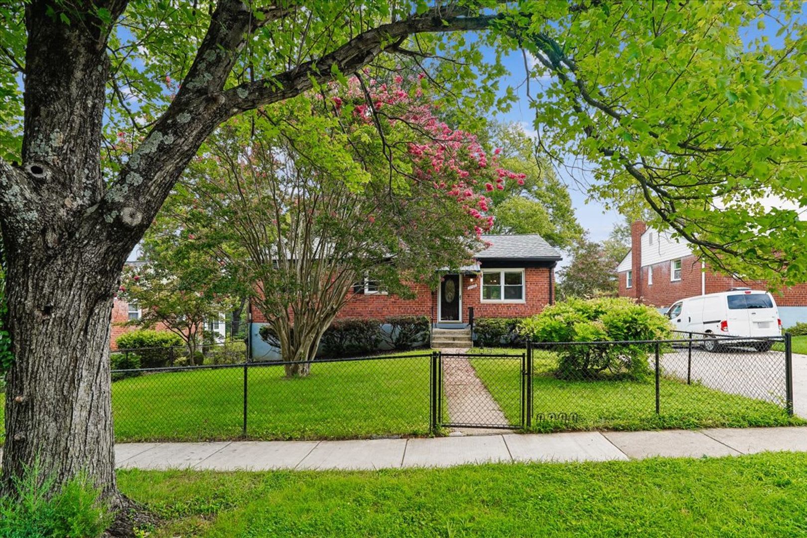 Updated Rambler Close To METRO, Parks, Shopping, & More – photo 1